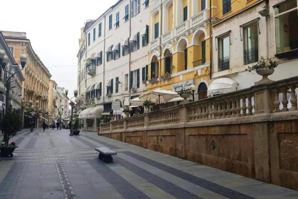 Ampio Appartamento Centrale سانريمو المظهر الخارجي الصورة